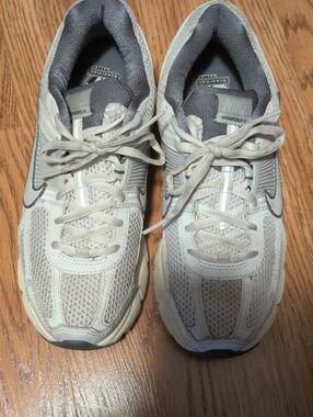Nike Vomero 5. Women's 8.5